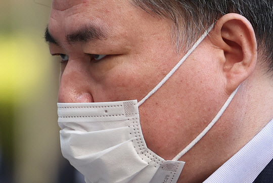 유동규 전 성남도시개발공사 본부장이 28일 오전 서울 서초동 서울중앙지법에서 열리는 대장동 개발 사업 로비·특혜 의혹 관련 재판에 출석하고 있다. [연합뉴스]